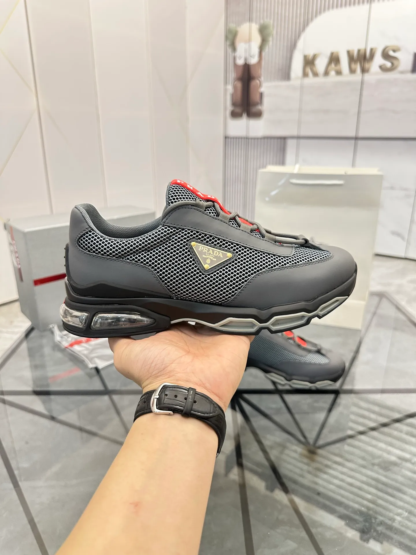 Men's shoes for sale 💰: 💰P660¥ High-end top quality Product trademark: Prada *"Prada*" low-top casual shoes Regular size: 38-45 (can be customized to 46) Product materials: Upper imported first-layer cowhide spliced ​​with original fabric, breathable lining, cowhide foot pads, original air cushion outsole. No.: 001